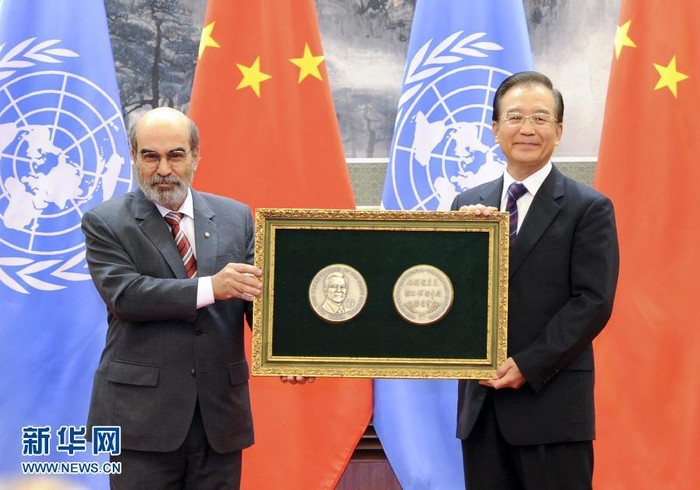 Ông Jose Graziano da Silva trao Huân chương Agricola cho Thủ tướng Trung Quốc Ôn Gia Bảo